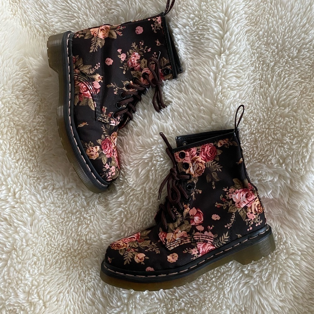 Dr. Marten’s Floral Printed Canvas 8 Eye Combat Boots Size 5